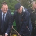 Onkel Krischan pflanzt einen Bauernjasmin im „Garten der Generationen“