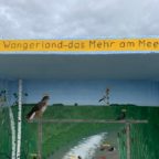 Hans-Willi Jöris bemalt sein drittes Buswartehäuschen in Stull