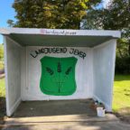 Die Landjugend verschönert ein Buswartehäuschen in Pievens