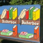 Erste von vier Bücherboxen in Tettens aufgestellt
